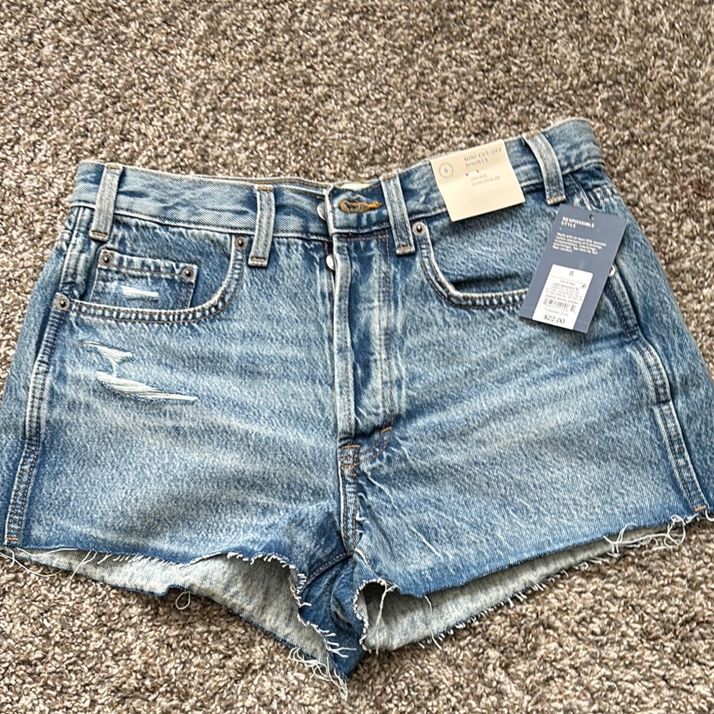 NWT Universal Thread Women's Light Wash Distressed Denim Shorts